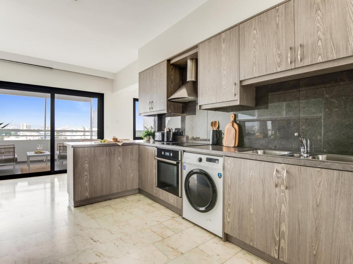 Sanders Coral Court Penthouse - Cute 3-Bedroom Apartment With Balcony Lemesós Eksteriør bilde
